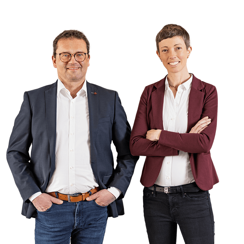 Auf dem Bild sieht man Marcus Kriegel und Dr. Monika Radloff. Die beiden schauen lächelnd in die Kamera.