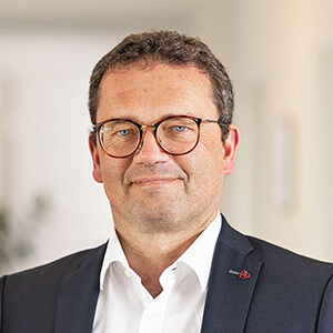 Auf dem Bild sieht man Marcus Kriegel, der in die Kamera lächelt.