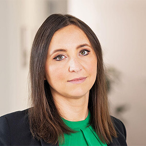 Auf dem Bild sieht man Marina Bojdow, die in die Kamera lächelt.